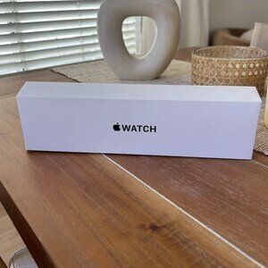 Apple Watch SE 2nd Generation (GPS) 40mm Starlight Aluminum Case with Starlight